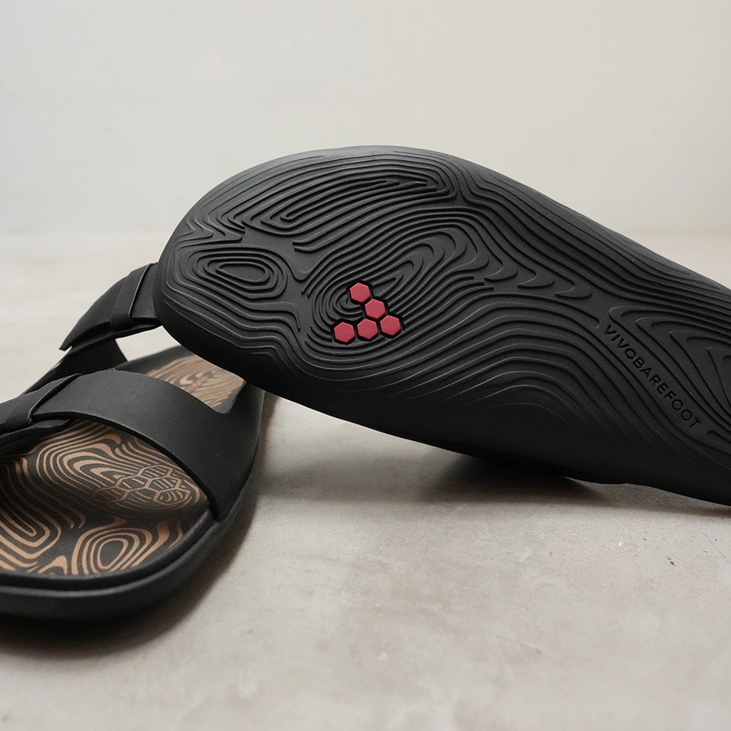【VIVOBAREFOOT】ヴィヴォ ベアフット men's Sensus Yin Slide "Obsidian"