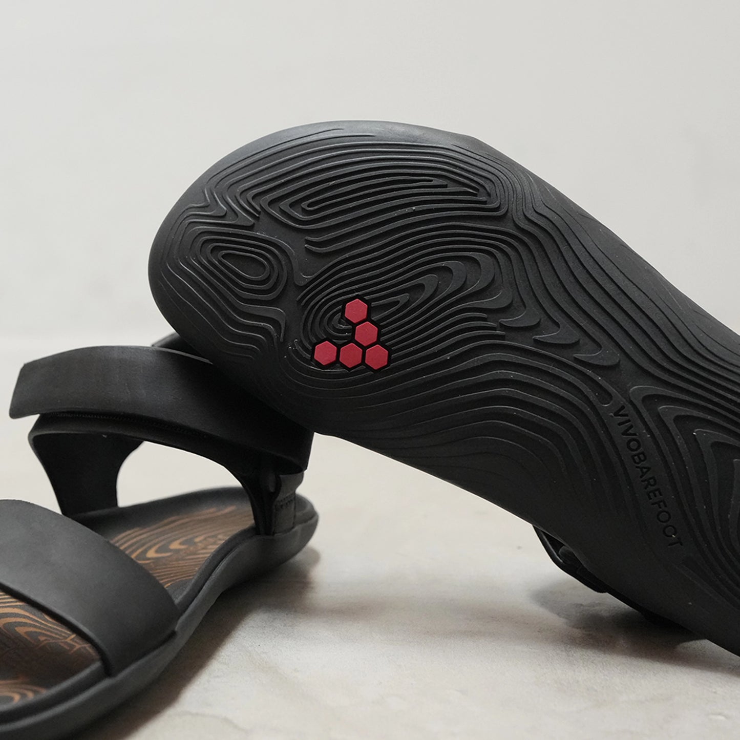 【VIVOBAREFOOT】ヴィヴォ ベアフット women's Sensus Yin Sandal "Raven"