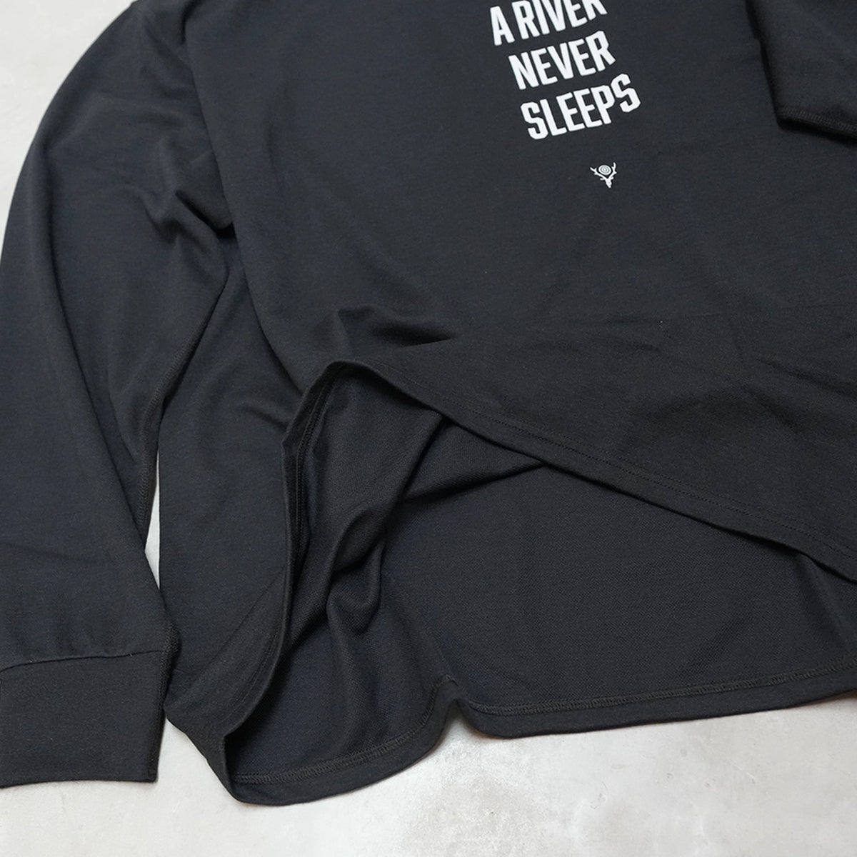 【South2 West8】サウスツーウエストエイト men's L/S Tee - A River Never Sleep "Black"