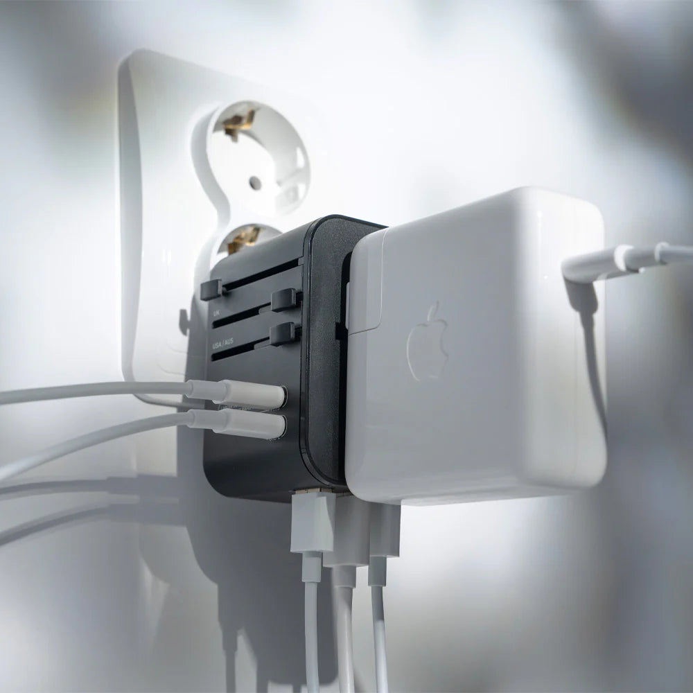 【Matador】マタドール Global Travel Adapter "Black"