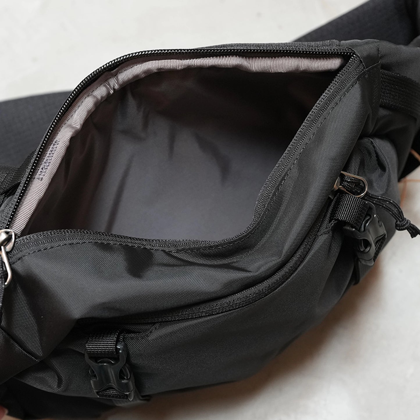 【patagonia】 パタゴニア Atom Sling 8L ”Black”
