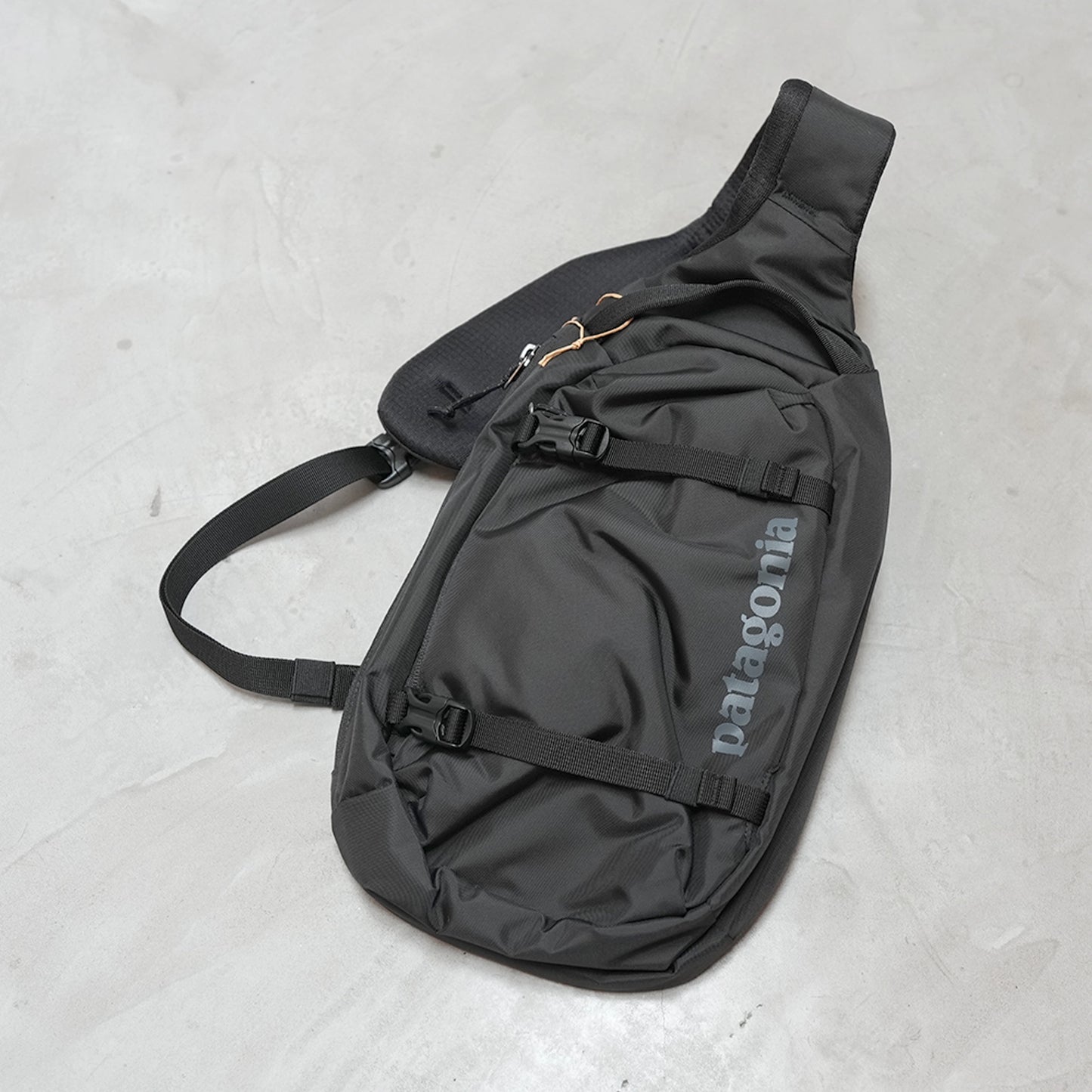 【patagonia】 パタゴニア Atom Sling 8L ”Black”