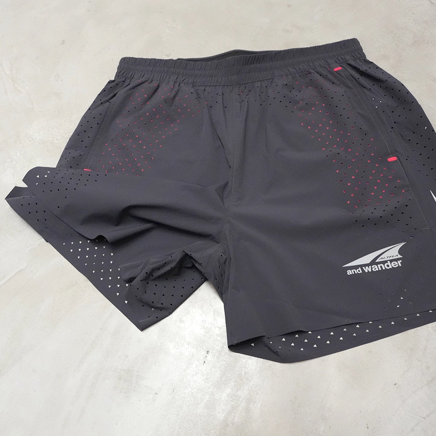 【and wander】アンドワンダー Altra × and wander ventilation short pants "2Color"