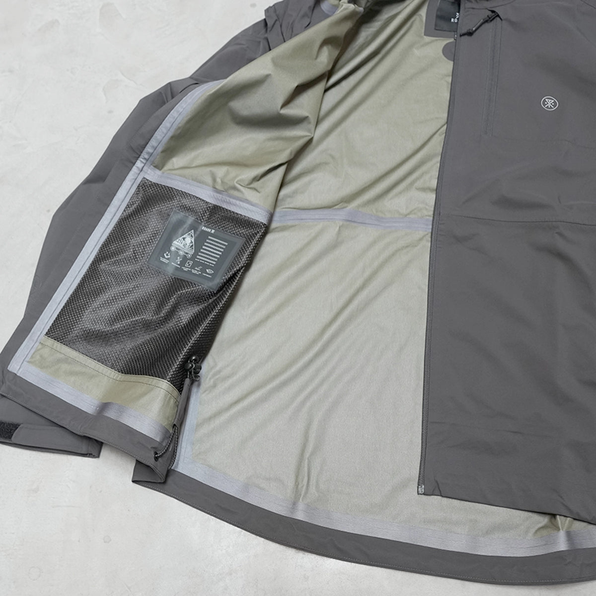 【ROARK RUN AMOK】ロアークランアモック men's Shield Rain Jacket "Onyx"
