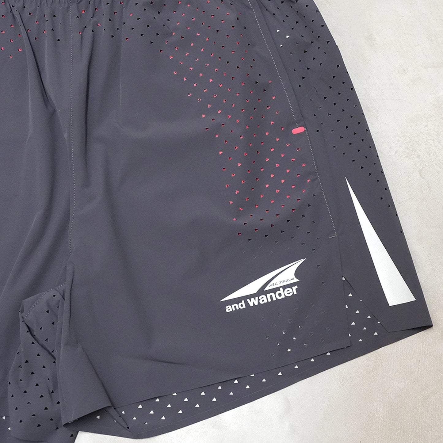 【and wander】アンドワンダー Altra × and wander ventilation short pants "2Color"