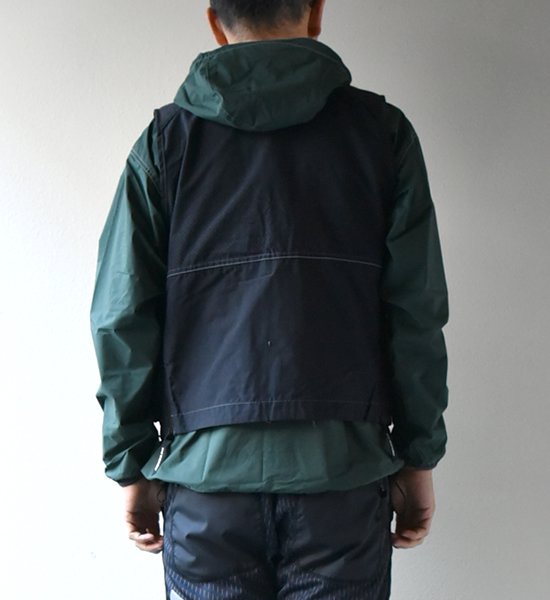 【and wander】アンドワンダー men's laser hole nylon taffeta vest "Charcoal"