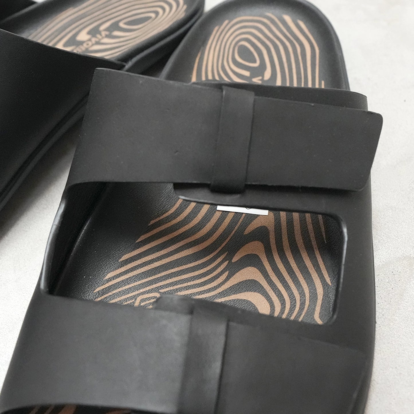 【VIVOBAREFOOT】ヴィヴォ ベアフット men's Sensus Yin Slide "Obsidian"