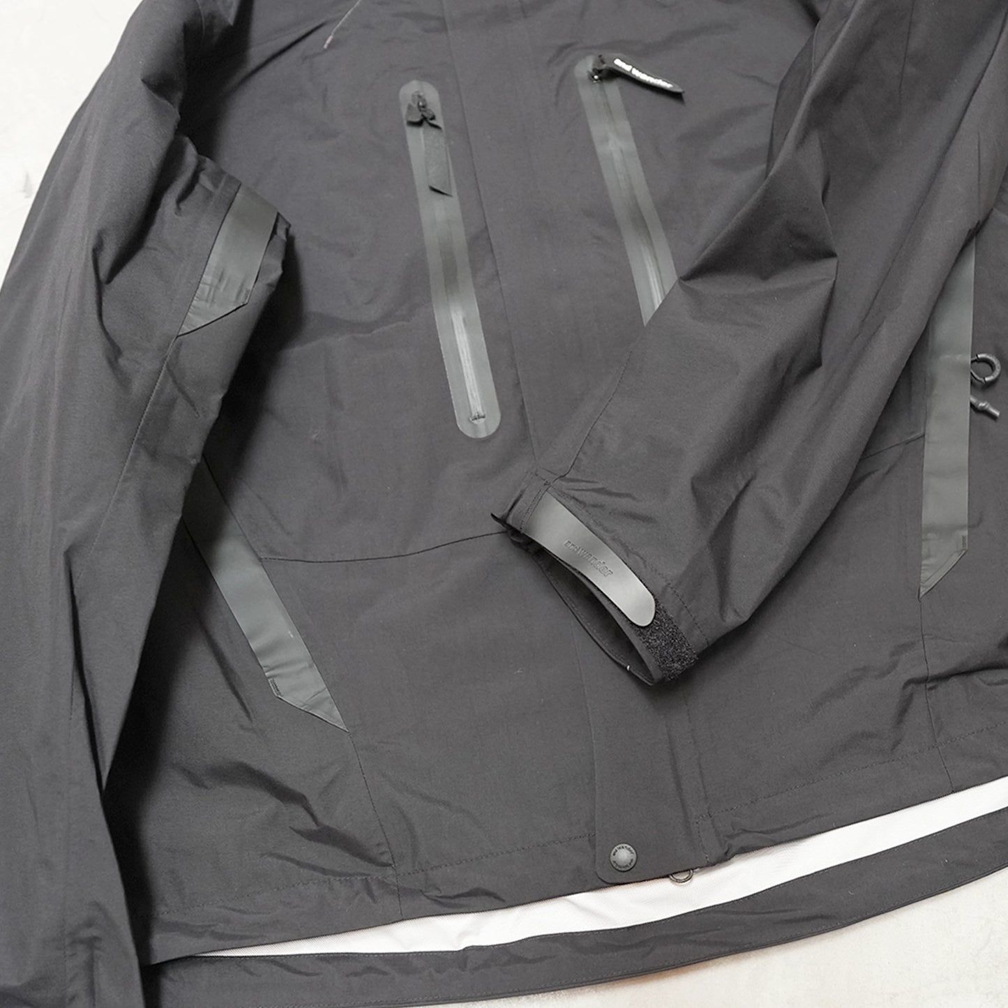 【and wander】アンドワンダー men's 2.5L hiker rain jacket "Black"