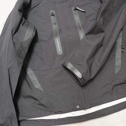 【and wander】アンドワンダー men's 2.5L hiker rain jacket "Black"