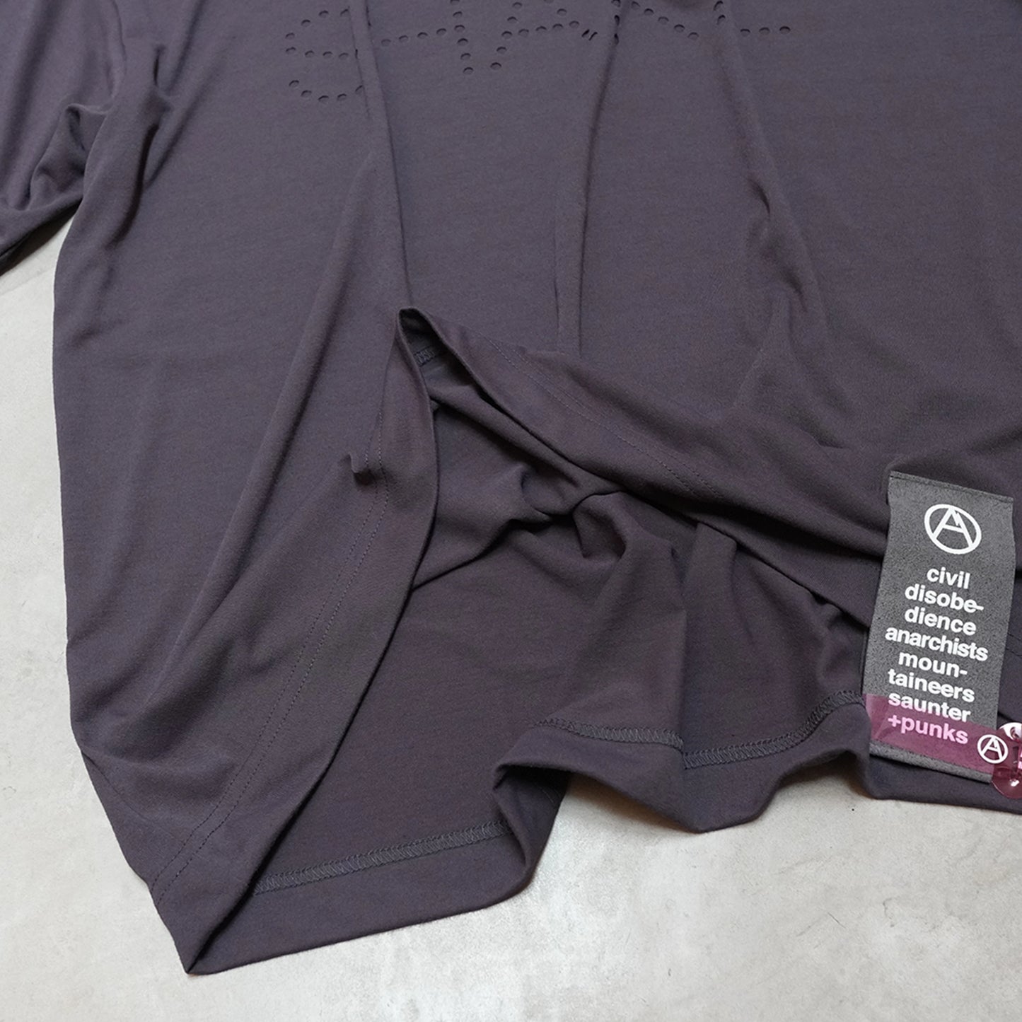 【Mountain Research】マウンテンリサーチ Punctured Letters Q.D. Tee "Black"