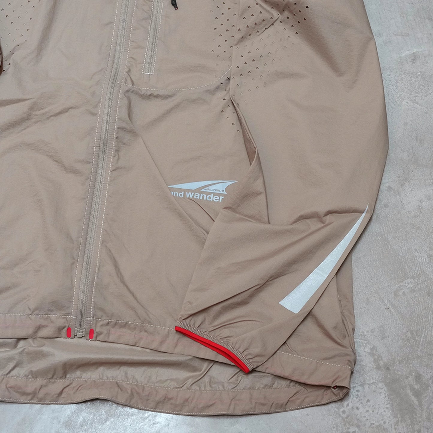 【and wander】アンドワンダー Altra × and wander ventilation wind jacket "2Color"