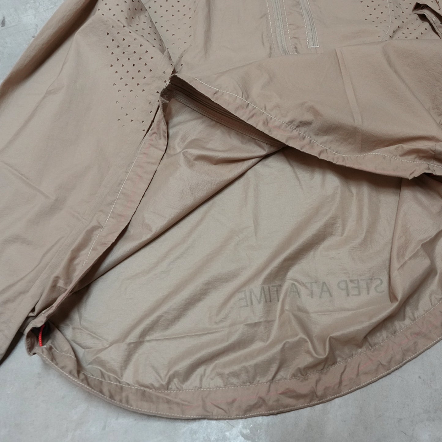 【and wander】アンドワンダー Altra × and wander ventilation wind jacket "2Color"