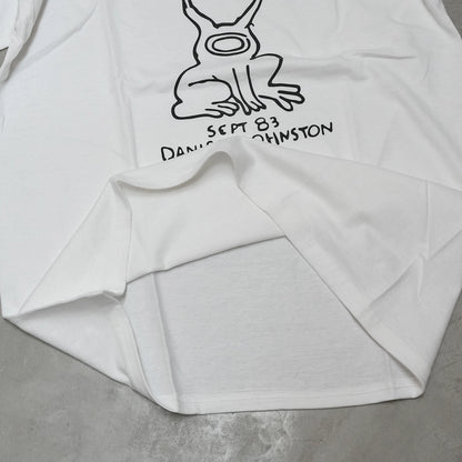 【DANIEL JOHNSTON】ダニエルジョンストン S/S Print Tee 'Hi How Are You? "White" ※ネコポス可