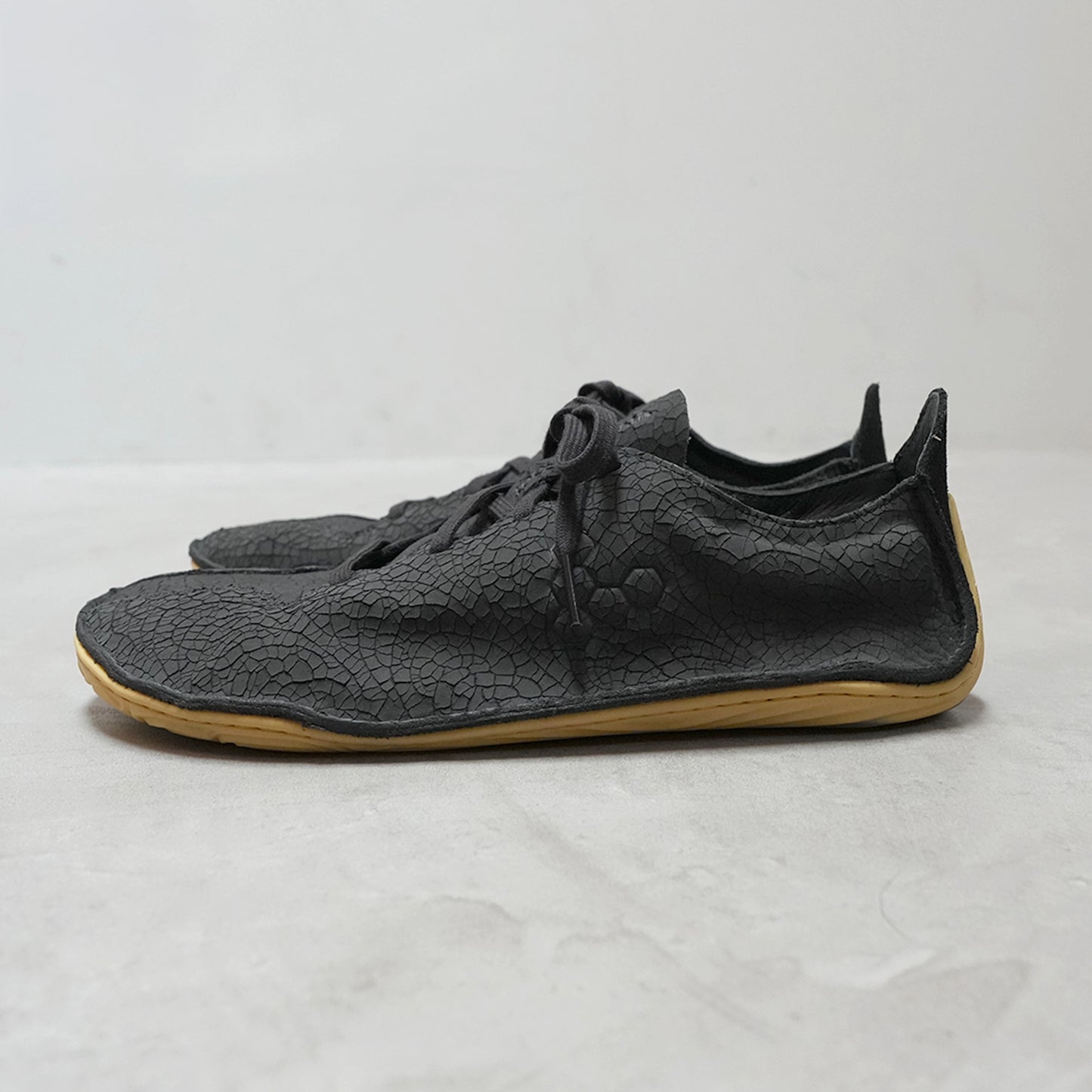 【VIVOBAREFOOT】ヴィヴォ ベアフット men's Sensus Ⅱ Grounding "Obsidian Cracked Leather"