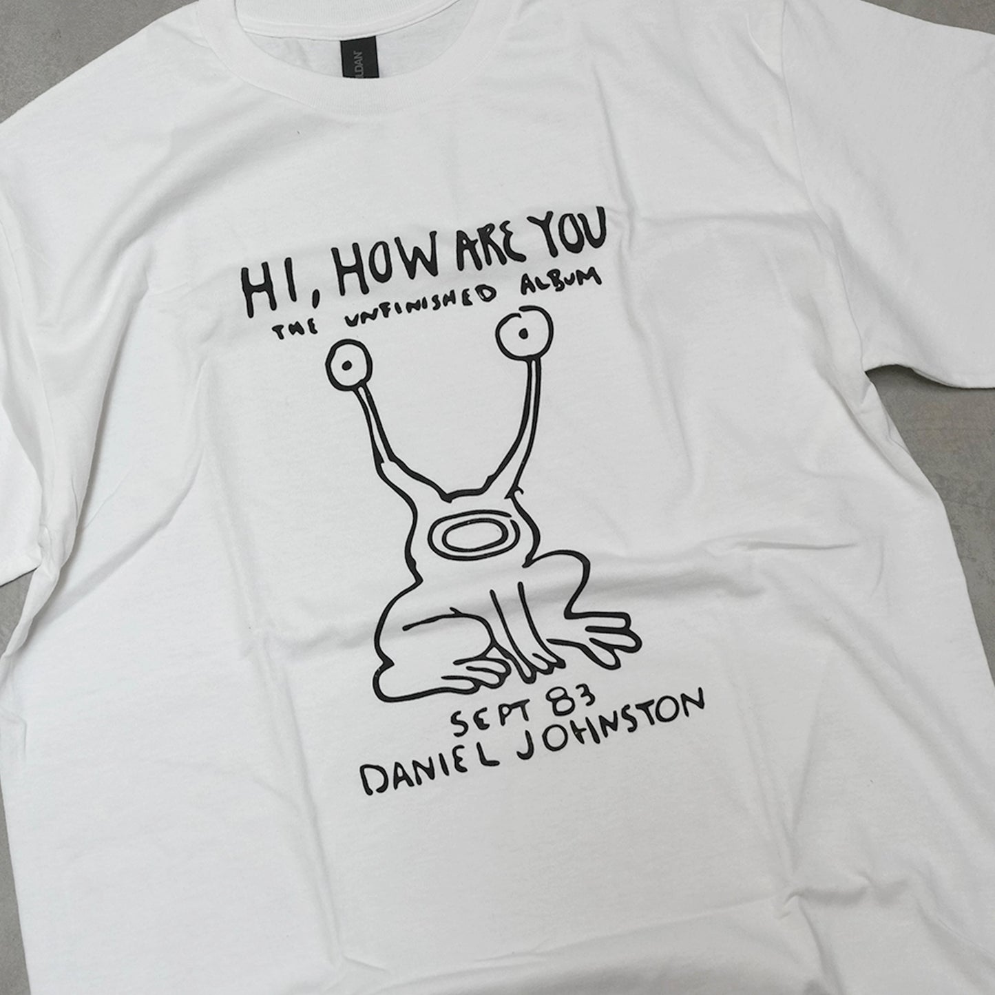 【DANIEL JOHNSTON】ダニエルジョンストン S/S Print Tee 'Hi How Are You? "White" ※ネコポス可