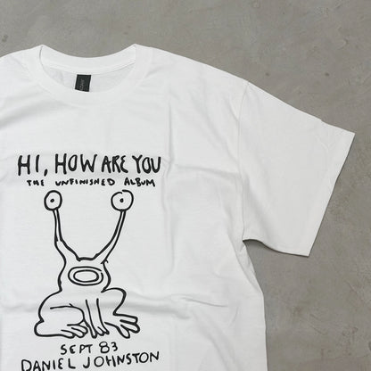 【DANIEL JOHNSTON】ダニエルジョンストン S/S Print Tee 'Hi How Are You? "White" ※ネコポス可