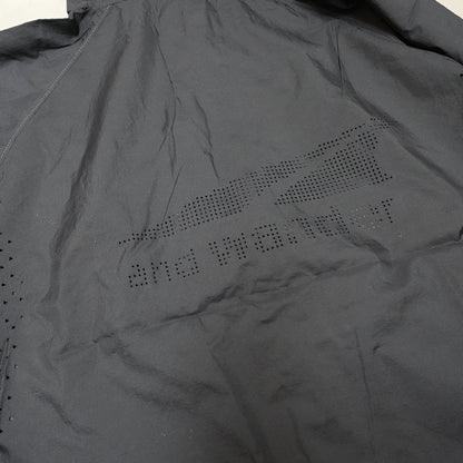 【and wander】アンドワンダー Altra × and wander ventilation wind jacket "2Color"