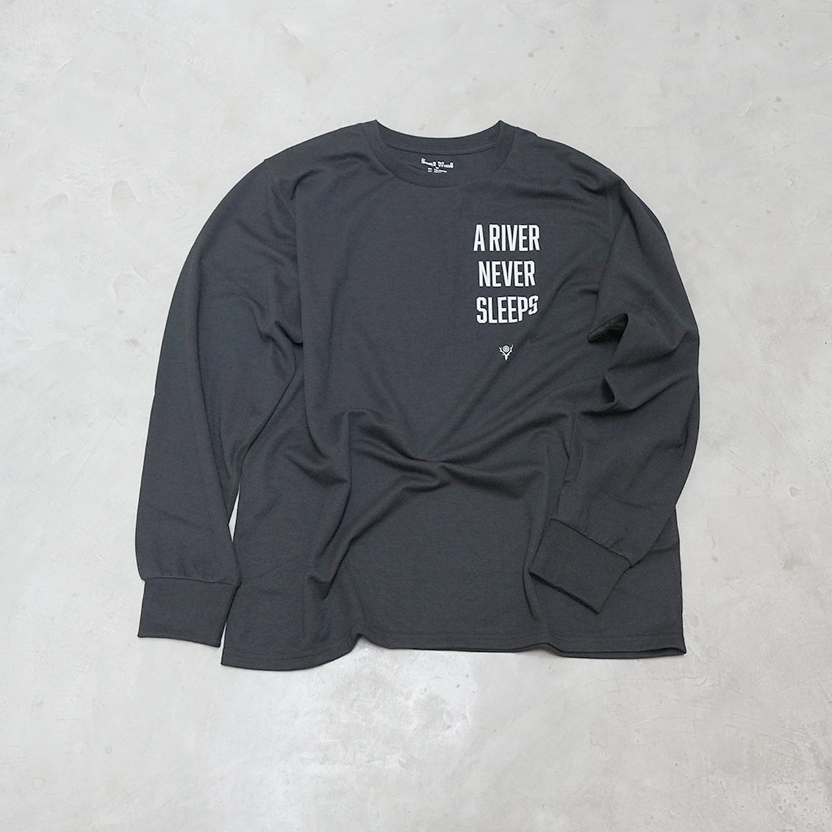 【South2 West8】サウスツーウエストエイト men's L/S Tee - A River Never Sleep "Black"