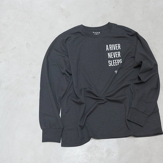 【South2 West8】サウスツーウエストエイト men's L/S Tee - A River Never Sleep "Black"