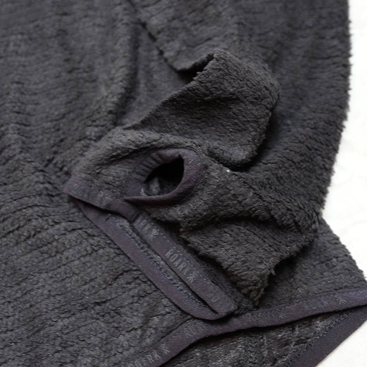 【ROARK RUN AMOK】ロアークランアモック men's PRIMALOFT Evolve Hoodie "Black"