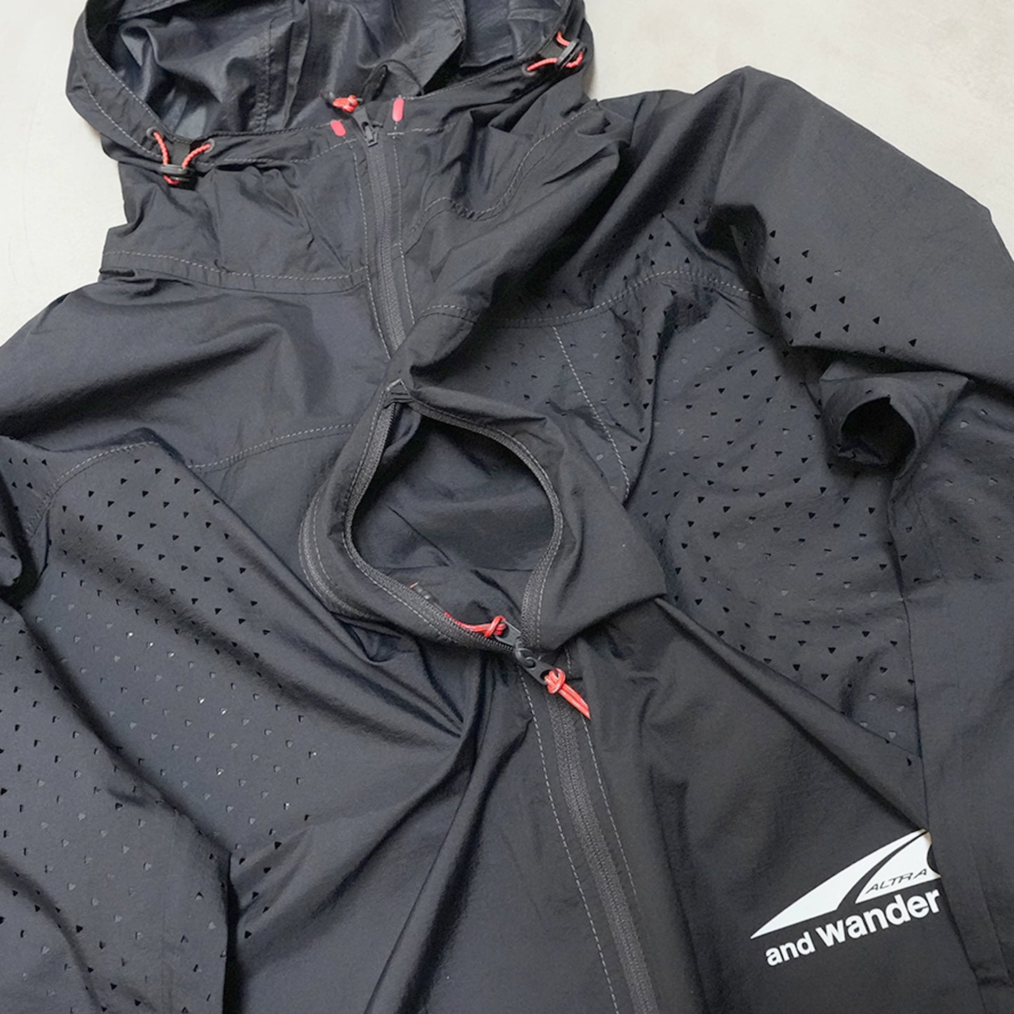 【and wander】アンドワンダー Altra × and wander ventilation wind jacket "2Color"