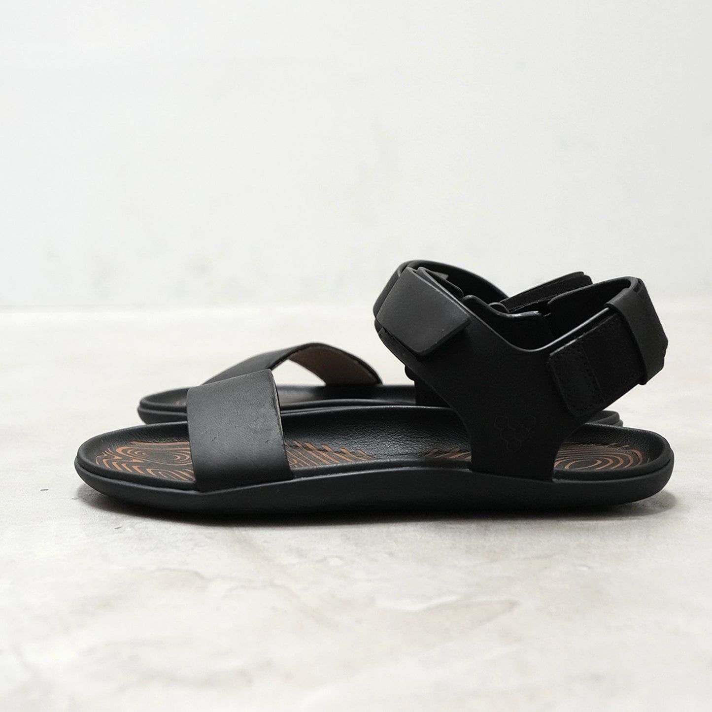 【VIVOBAREFOOT】ヴィヴォ ベアフット women's Sensus Yin Sandal "Raven"