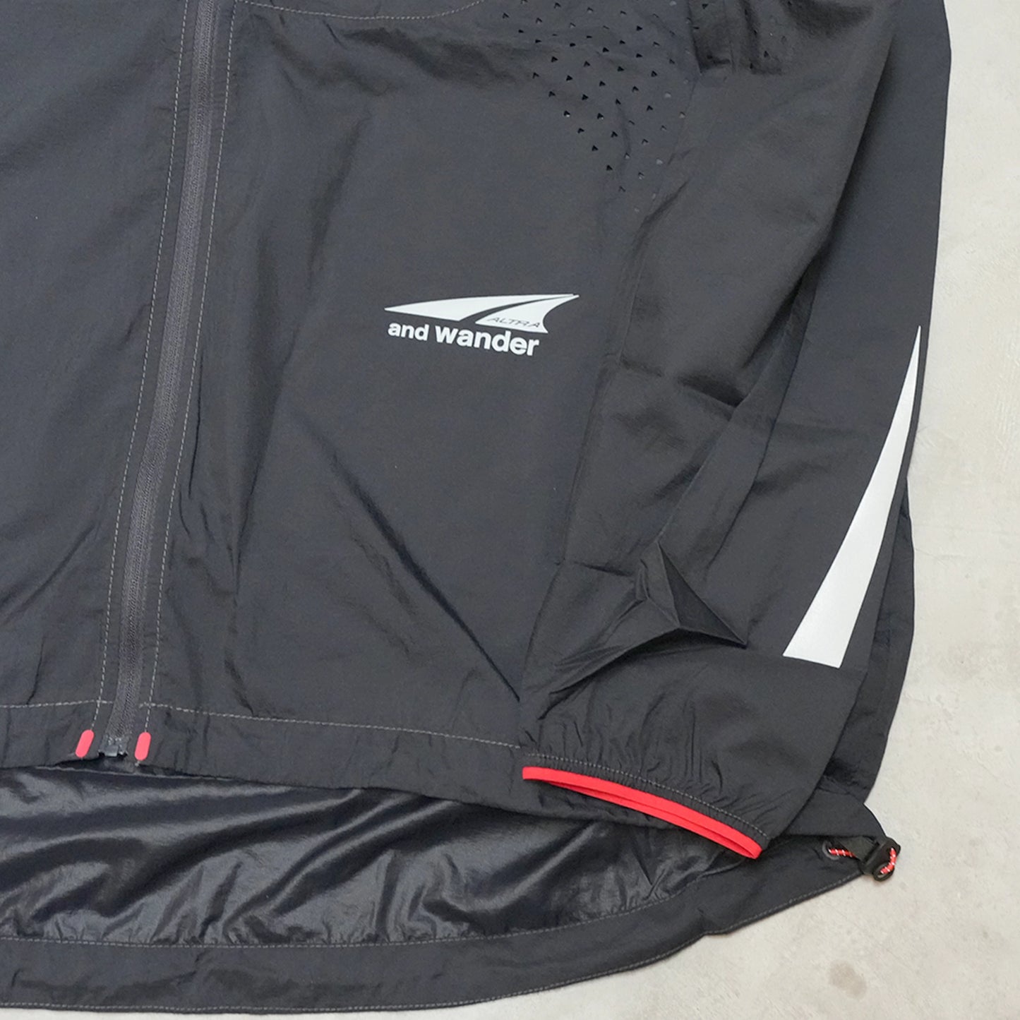 【and wander】アンドワンダー Altra × and wander ventilation wind jacket "2Color"