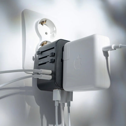 【Matador】マタドール Global Travel Adapter "Black"
